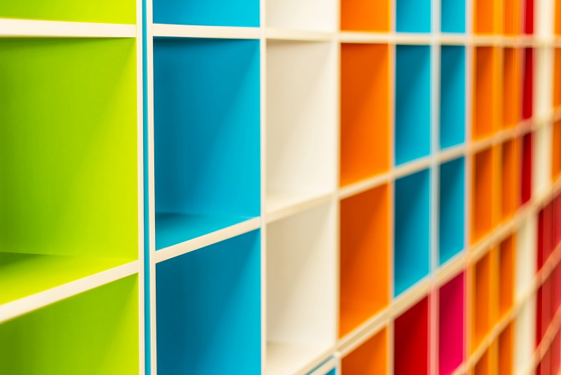 Barevné regály do kanceláře